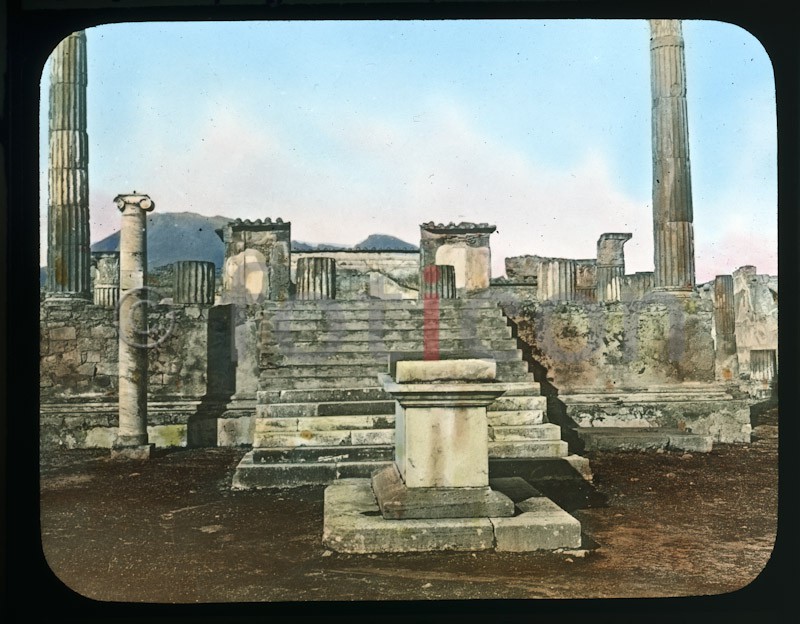 Pompeji. Tempel des Apollo ; Pompeii. Temple of Apollo (foticon-simon-vulkanismus-359-038.jpg)
